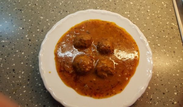 Северозападни кюфтета с доматен сос