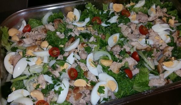 Сезонна салата с пиле