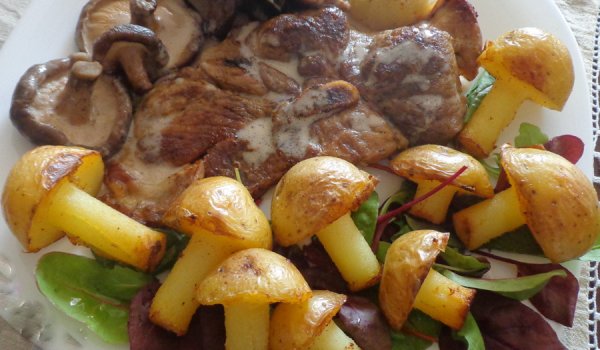 Сготвена винена свинска плешка, гарнирана с гъби от картофи