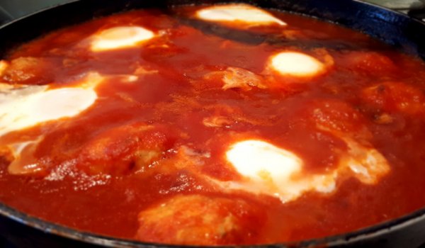 Шакшука с пилешки кюфтенца