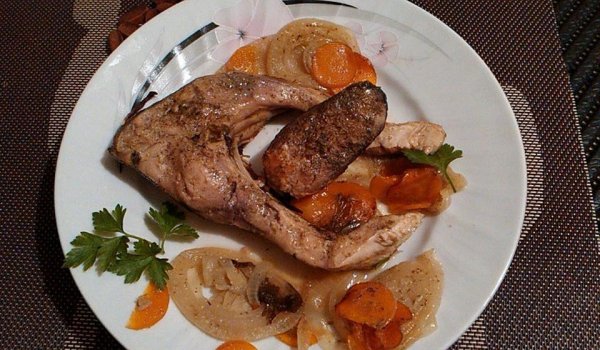 Шаран на фурна с девесил и бяло вино