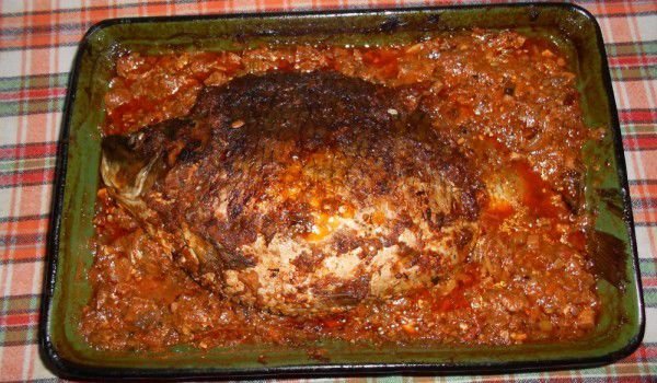 Шаран с орехов пълнеж на фурна