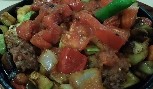 Шарен сач с месо, гъби и още нещо