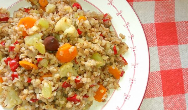 Шарена елда с кориандър и зеленчуци на оризоварка