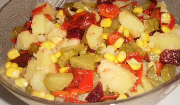 Шарена картофена салата с цвекло