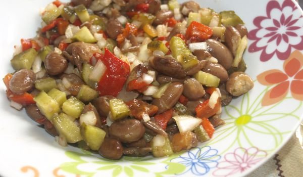 Шарена салата с боб