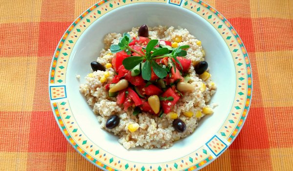 Шарена салата с булгур и тученица