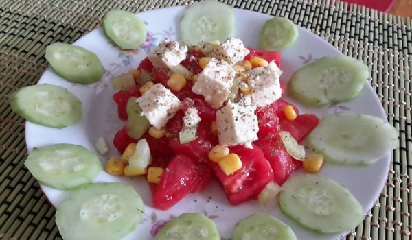 Шарена салата с домашно сирене