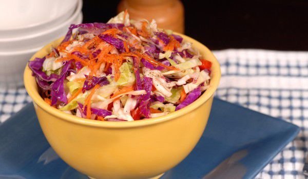 Шарена салата със зеле