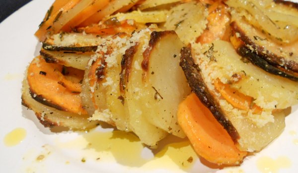 Шарени картофи на фурна с розмарин и чесън