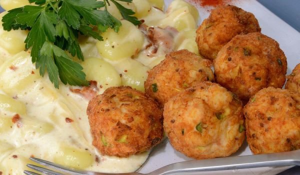 Шарени кюфтенца с кайма и зеленчуци