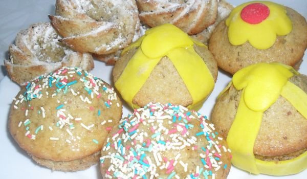 Шарени мъфини с газирана напитка дюля