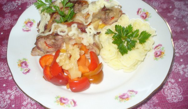 Шарено месно руло, печено на фурна