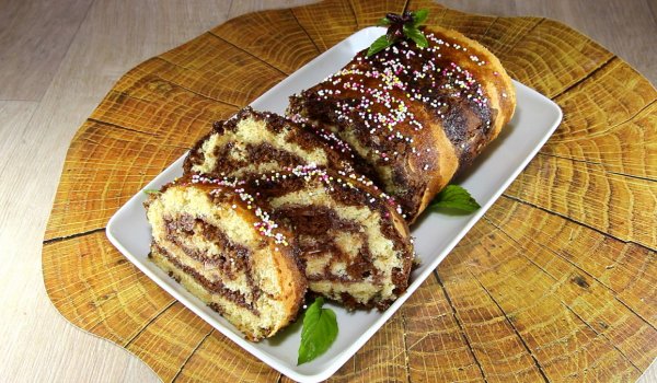 Шарено руло с карамелена глазура