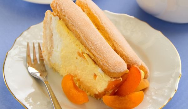 Шарлота с бяло вино и праскови