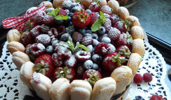 Шарлота с горски плодове и малиново кули