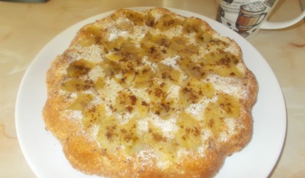 Шарлота с ябълки и канела