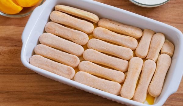 Шарлота с плодове от компот