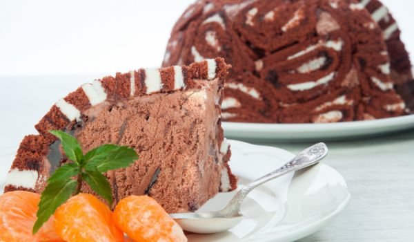 Шарлота с рула и шоколадов сладолед