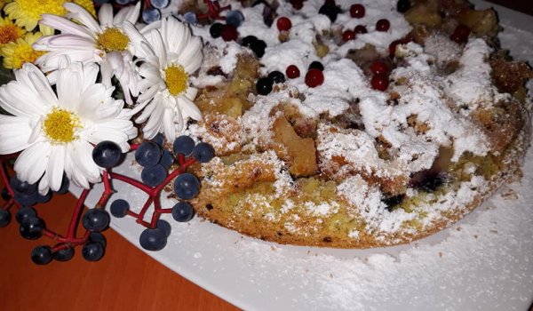 Шарлотка с ябълки и боровинки