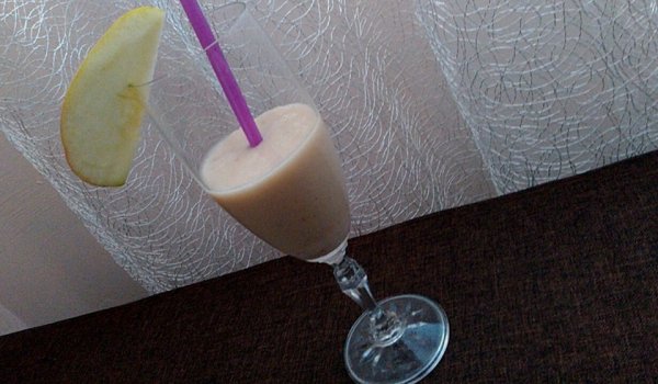 Шейк от банан, ябълка и портокал