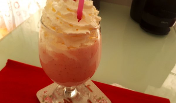 Шейк с малини и банан