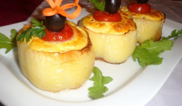 Широки чушки с яйца и сирене на фурна