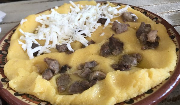 Широколъшки качамак с пръжки, сирене и кашкавал