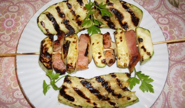 Шишчета от гриловани тиквички и бекон