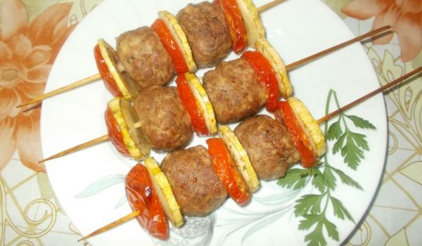 Шишчета от кюфтенца с тиквички и домати