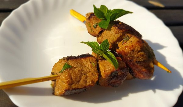 Шишчета от телешко месо с мента и кориандър