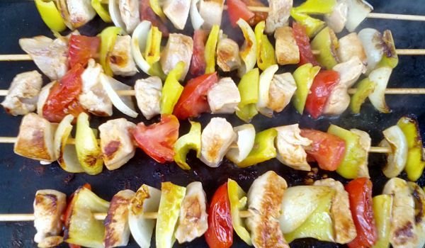 Шишчета с пилешко филе и зеленчуци