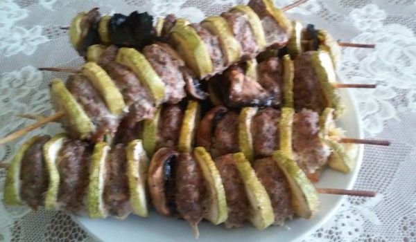 Шишчета с тиквички и кюфтенца