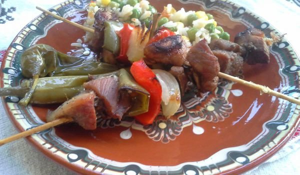 Шишчета със свинско, лук, гъби, и чушки