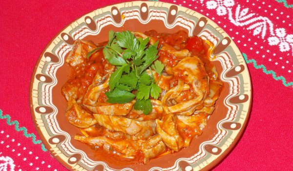 Шкембе с домати и чушки по селски