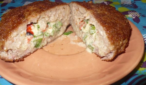 Шницел от кълцано свинско месо с примамлива плънка