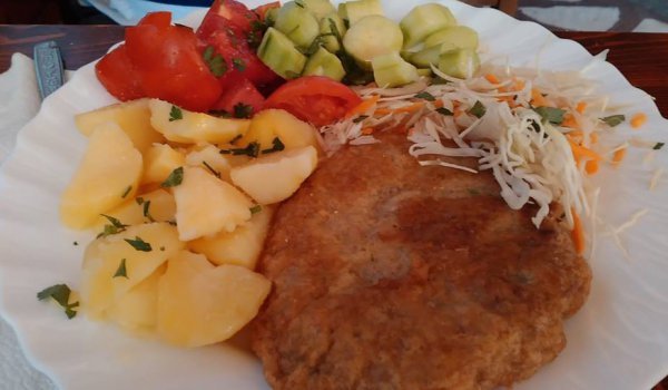 Шницели с бира и три вида гарнитура