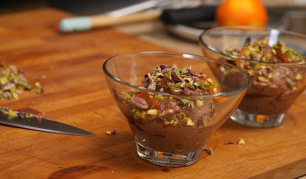 Шоколадов мус с карамелизирани портокали и шамфъстък