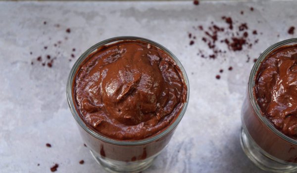 Шоколадов пудинг с авокадо и мляко