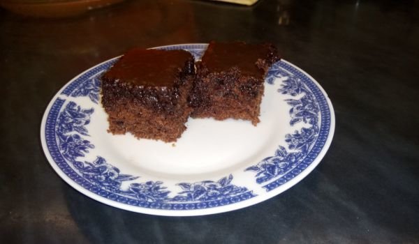 Шоколадов сладкиш с ябълки и глазура