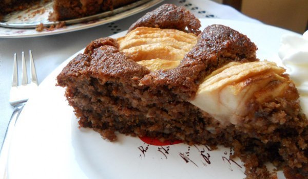 Шоколадов сладкиш с потънали ябълки