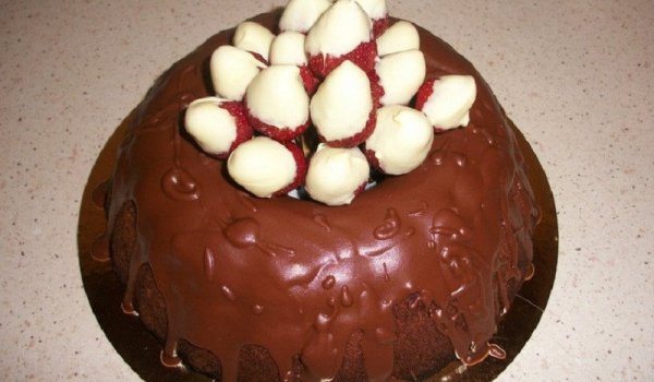 Шоколадов венец с бели ягоди