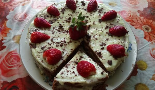 Шоколадова торта с бита сметана и ягоди