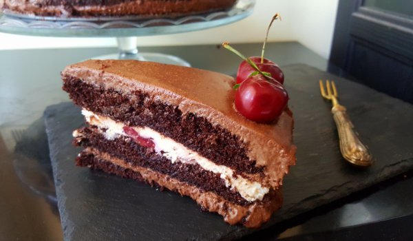 Шоколадова торта с череши