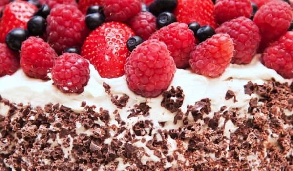 Шоколадова торта с малини