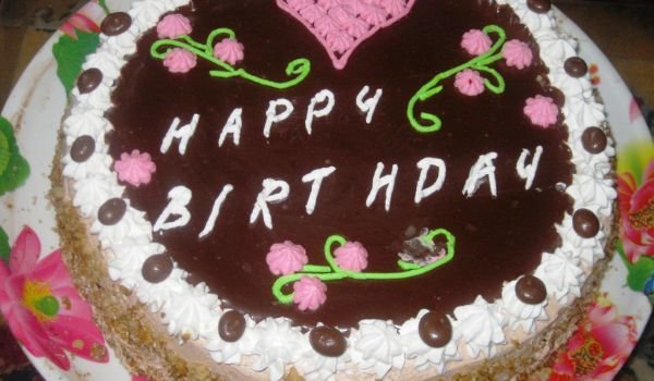 Шоколадова торта с млечен крем, крокан и целувки