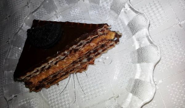 Шоколадова торта с вафлени кори