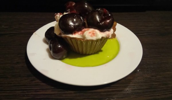Шоколадови кошнички с маскарпоне и череши