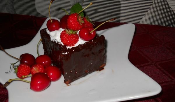 Шоколадови кутийки със сметана и плодове