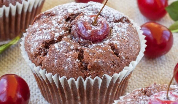 Шоколадови мъфини с череши